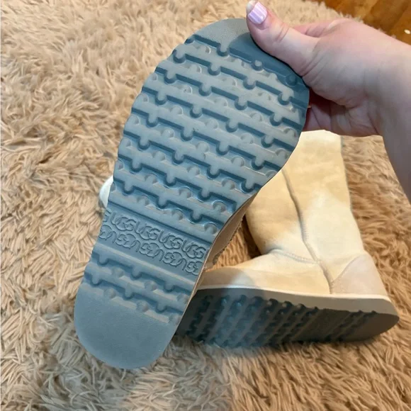 UGG Australia Boots - Picture 2 of 5